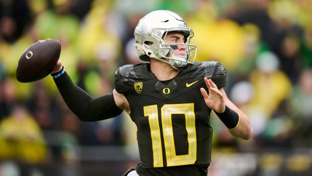 Nov 4, 2023; Eugene, Oregon, Oregon Ducks quarterback Bo Nix (10) throws a pass during the first half against the California Golden Bears at Autzen Stadium.